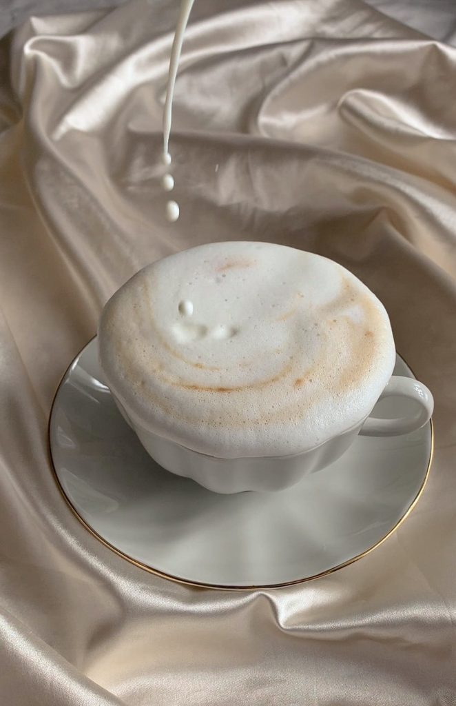 A drop of milk resembles the cup of the snowdrop